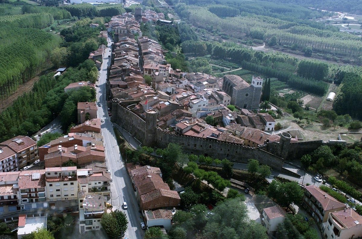 Vista aèria de les muralles de la fortalesa d'Hostalric