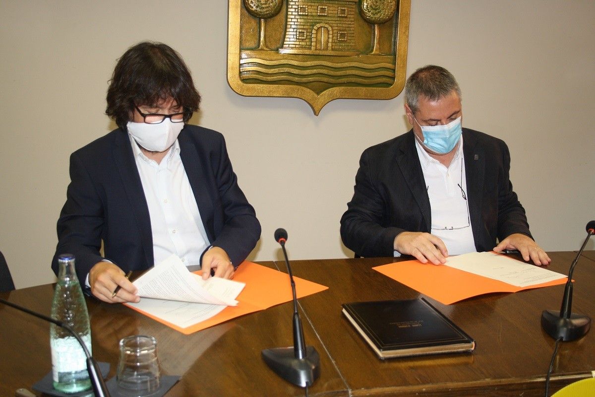 Ricard Font i Jordi Xena en el moment de la signatura del convenhi9 de col·laboració