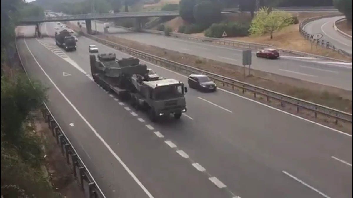 Camions de l'exèrcit espanyol a l'alçada de Palau  transportant tancs per l'AP7 en sentit nord