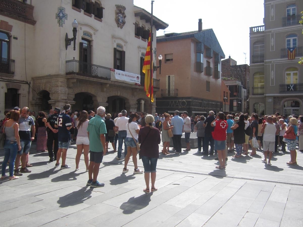 Bandera a mitja asta a l'Ajuntament de Breda per l'atemptat terrorista de Barcelona