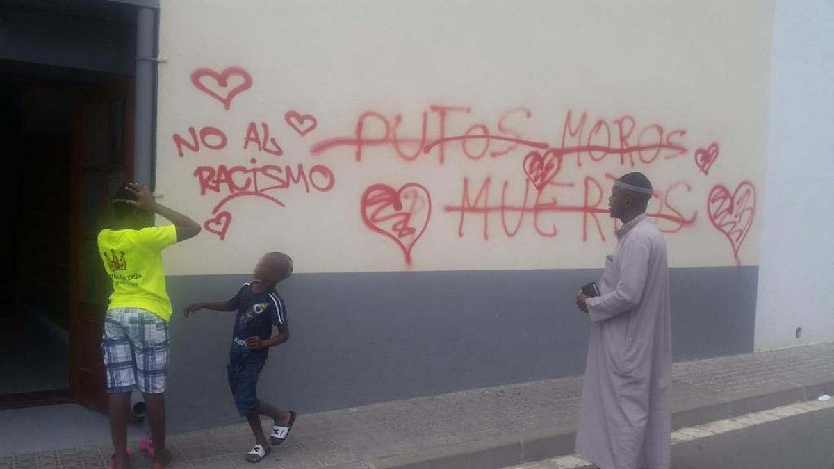 Pintades racistes a la mesquita del carrer Dr Barri de Sant Celoni