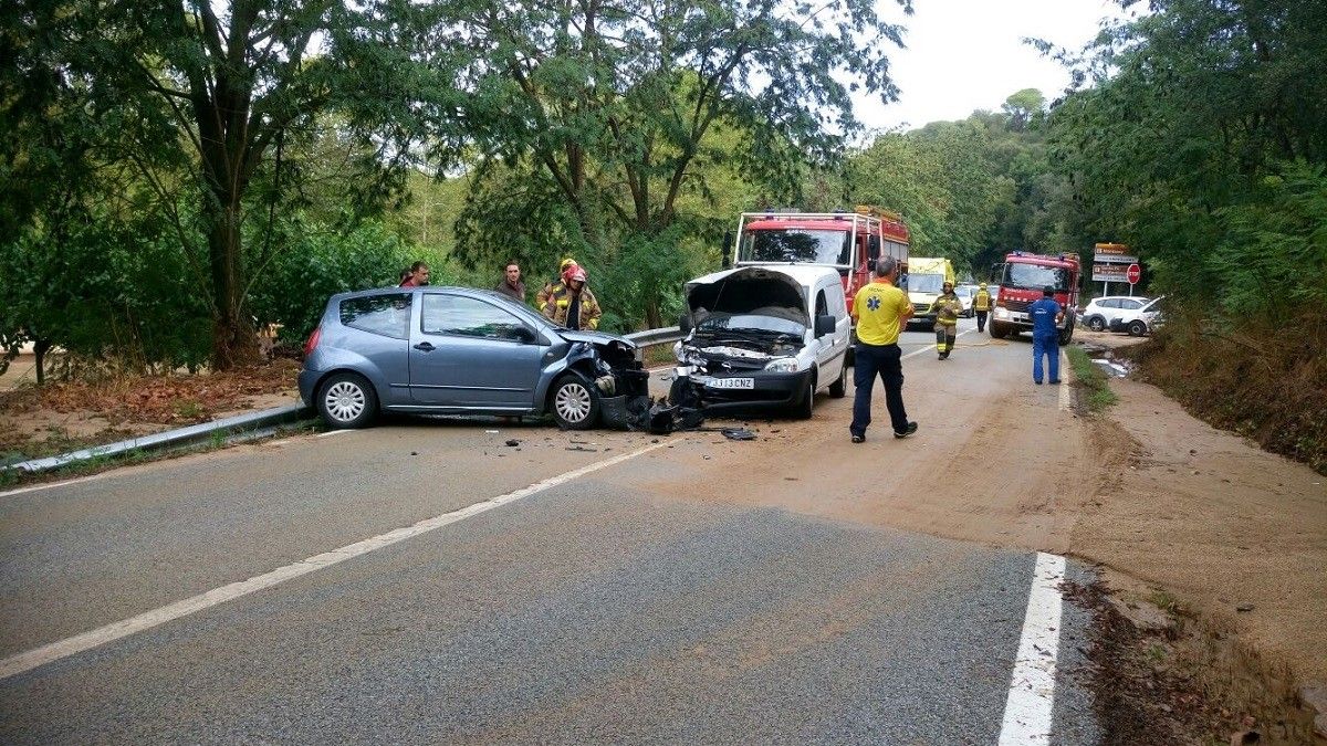Dos cotxes implicats en un accident a la C-61 a Vallgorguina