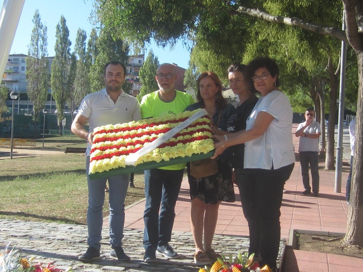 Els representants dels grups municipals han encapçalat l'ofrena floral a Sant Celoni