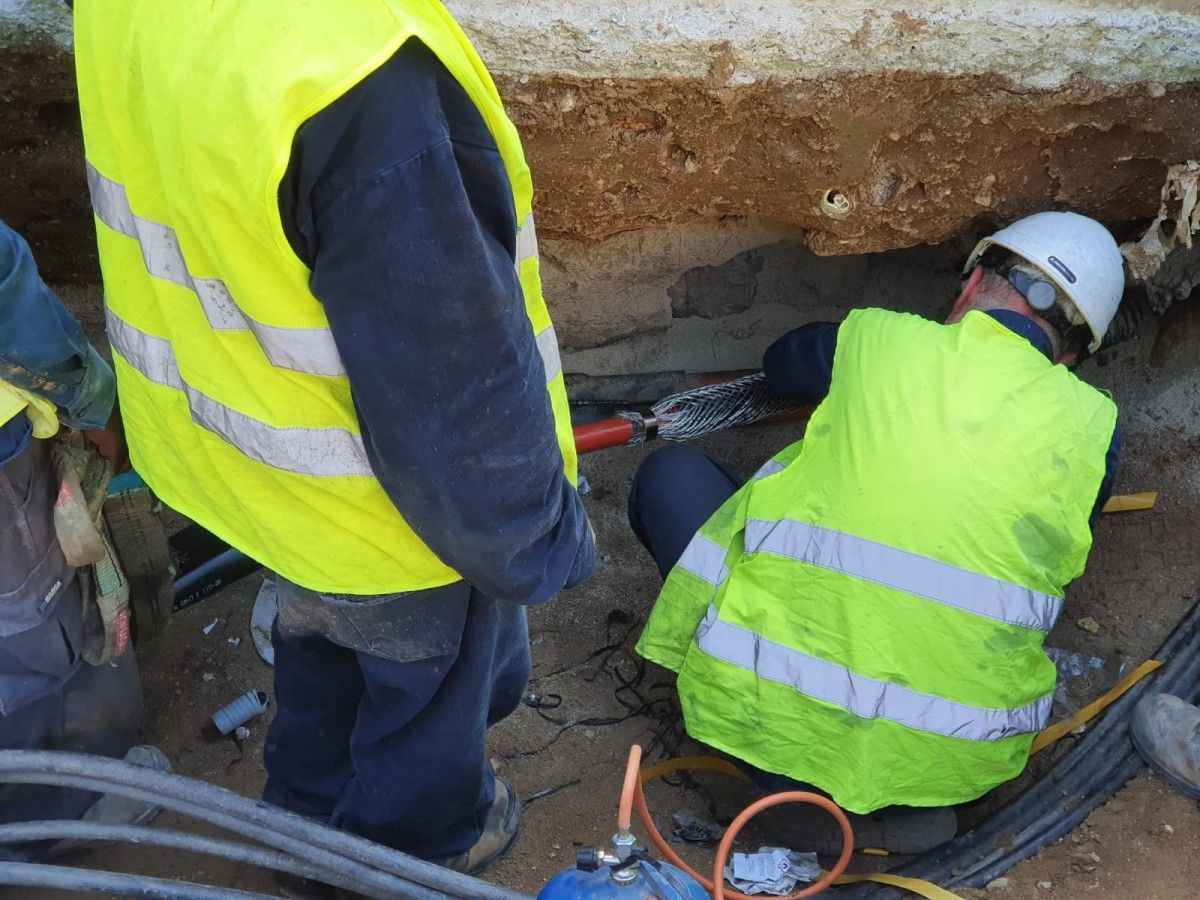 Tècnics d'Endesa treballant per reparar l'avaria elèctrica d'aquest dimarts