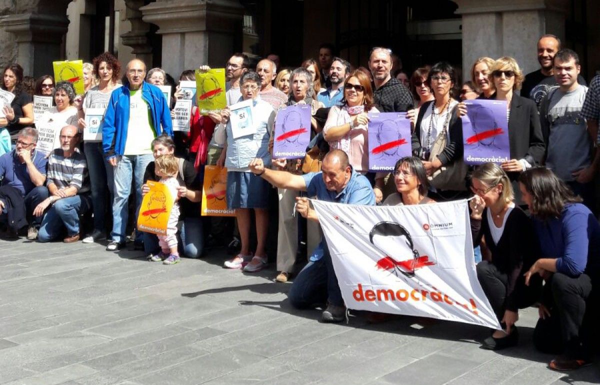 Concentració de treballadors municipals a Sant Celoni a favor de la democràcia