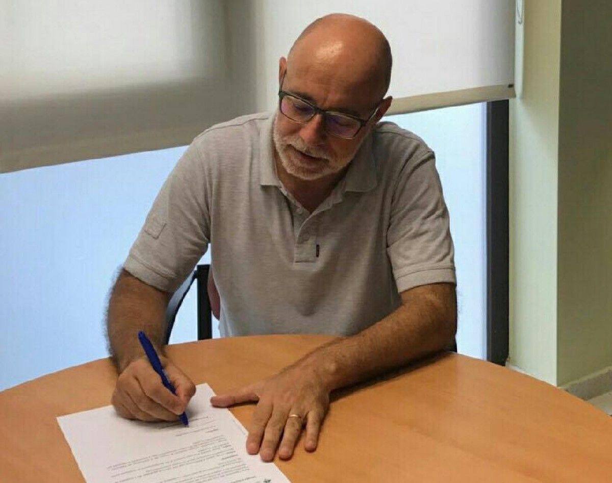 Francesc Deulofeu signa la resolució d'alcaldia per la qual l'ha citat la Fiscalia