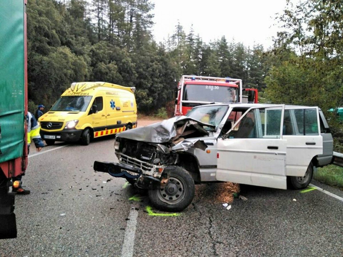 Estat en què va quedat el cotxe accidentat a la GI-550 a Arbúcies