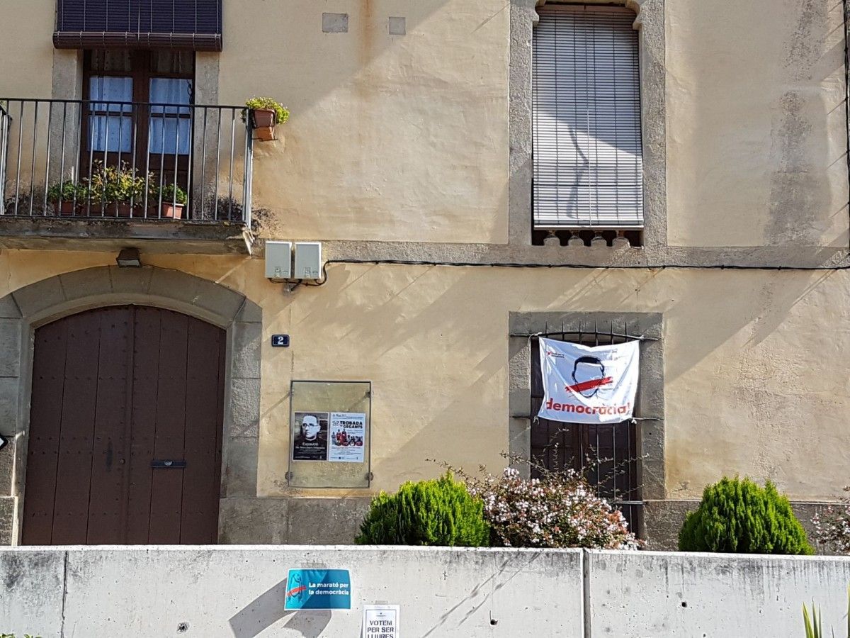 Una pancarta de democràcia a la façana de la rectoria de la  parròquia Sant andreu de Vallgorguina