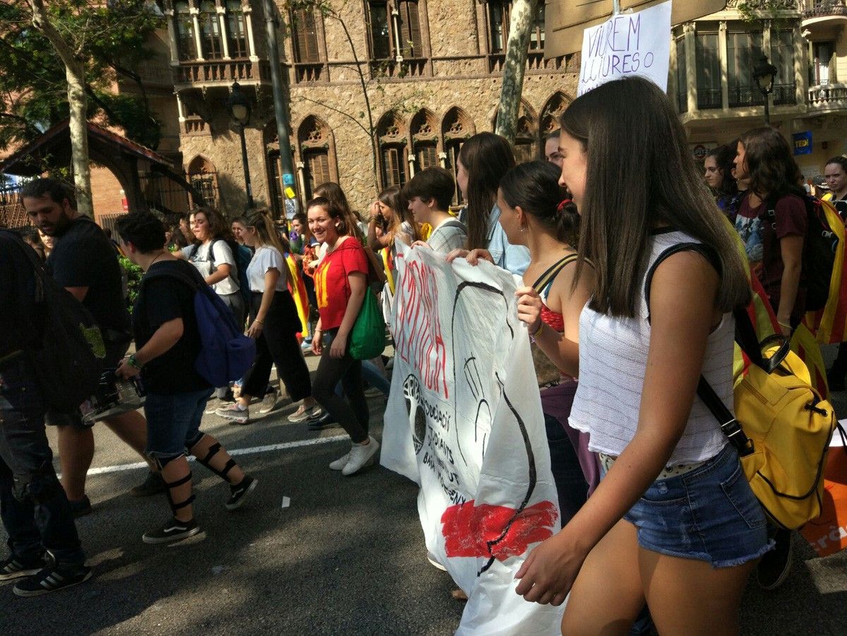 Estudiants del Baix Montseny aquest migdia a la manifestació de Barcelona en defensa del referèndum