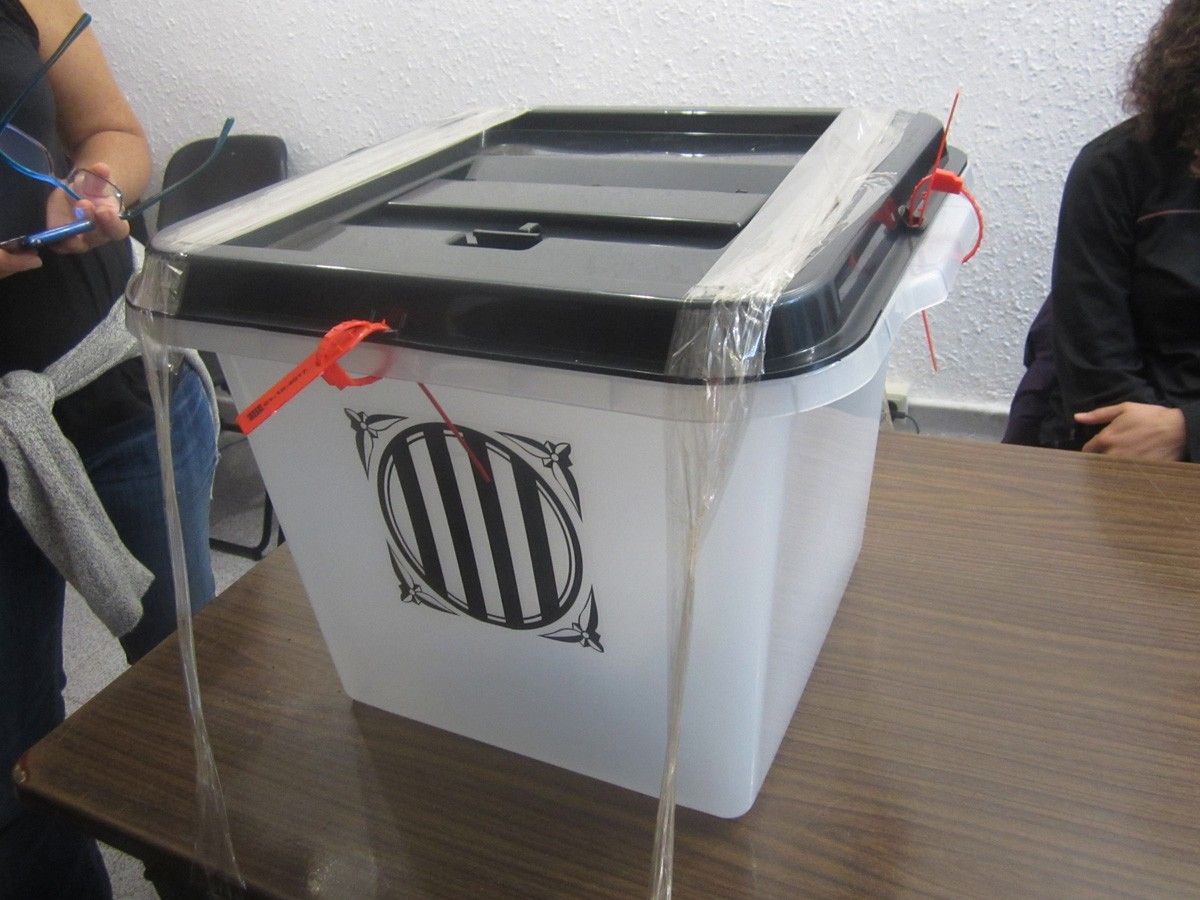 Una urna al col·legi electoral de Sant Ponç
