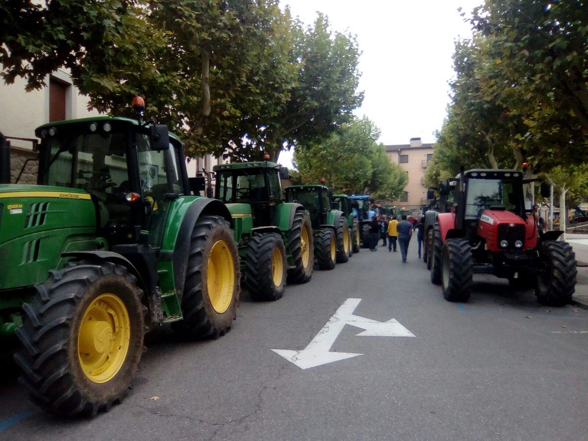 Tractors concentrats a Solsona per l'aturada general.