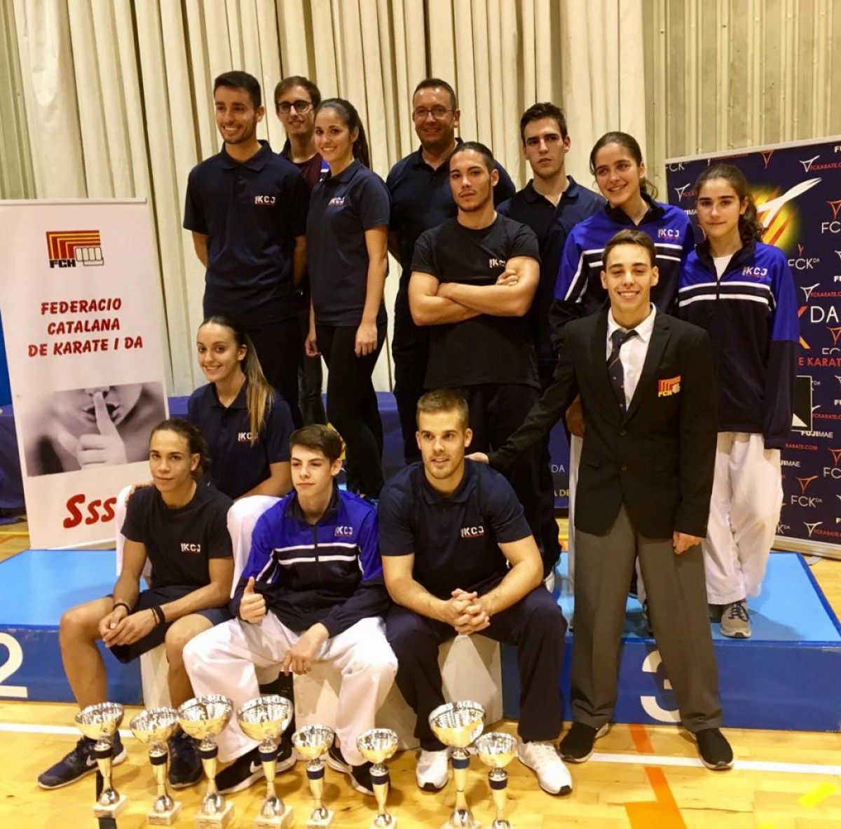 Competidors del Karate Club Just amb les copes i medalles del campionat de Catalunya