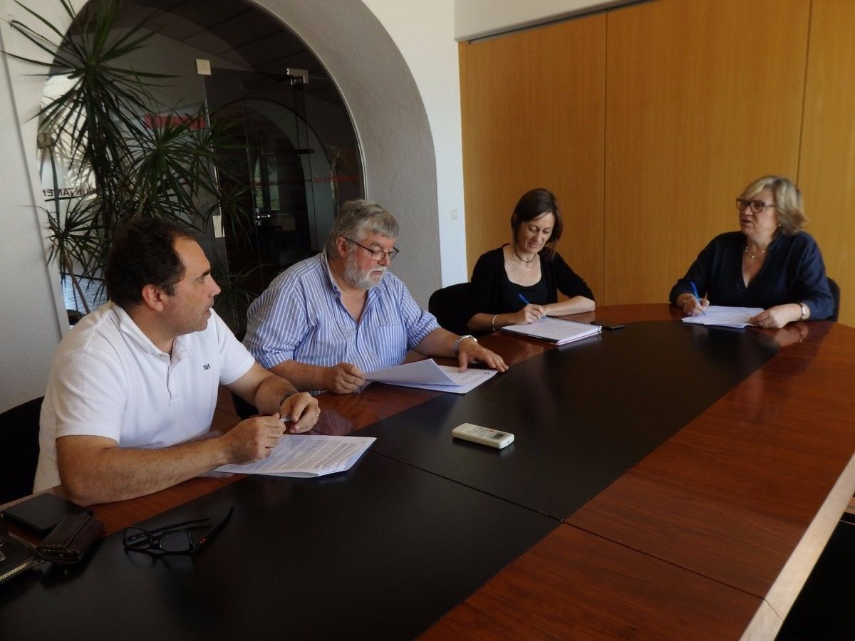 L'alcaldessa i regidors de l'ajuntament de Sant Antoni de Vilamajopr treballant a l?Ajuntament aquest 12 d'octubre