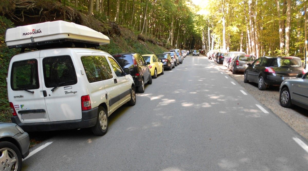 L'afulència de visitants omple els vorals de la carretera de vehicles aparcats