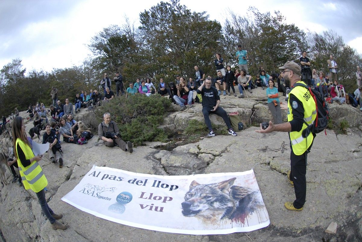 Els manifestants a l'Empedrat de Morou reivindicant la presència del llop a les muntanyes del país
