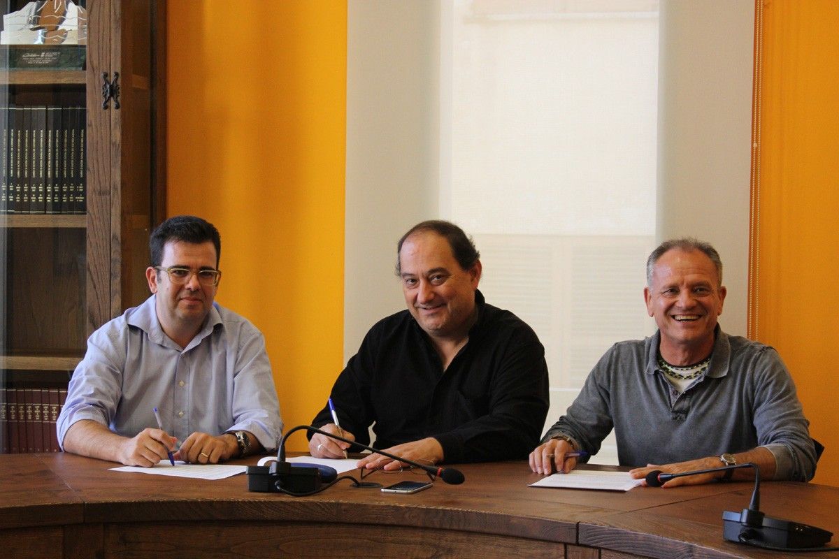 Signatura del conveni de l'Ajuntament d'Arbúcies i Batandicori amb Sorea