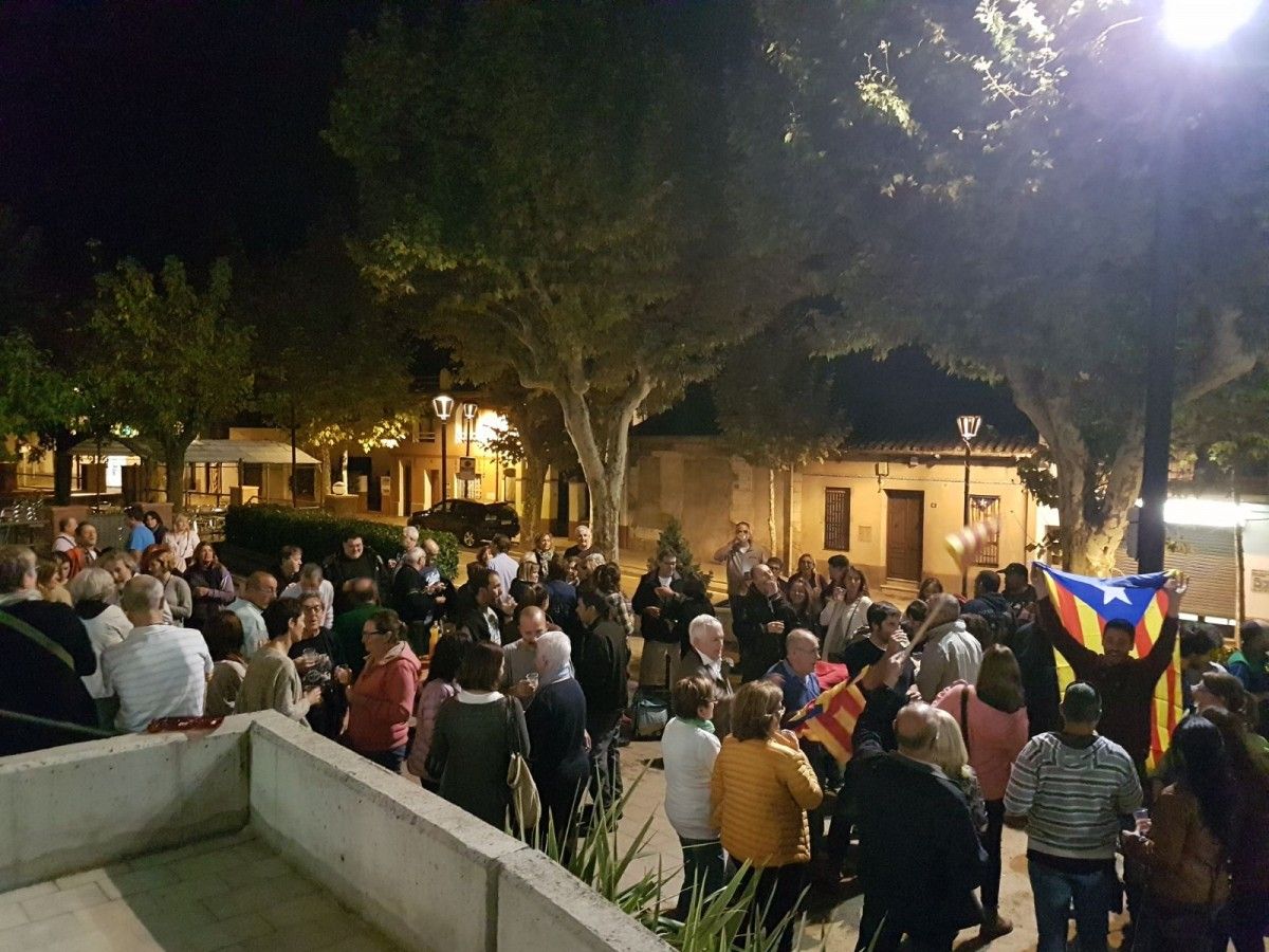 Veïns de Vallgorguina celebrant la proclamació de la independència de Catalunya