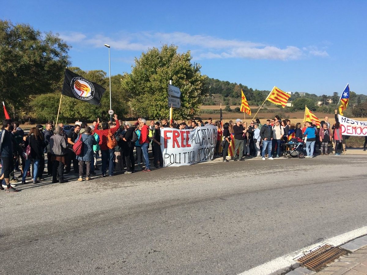 Els manifestants, tallant un dels accessos a La Roca Villa