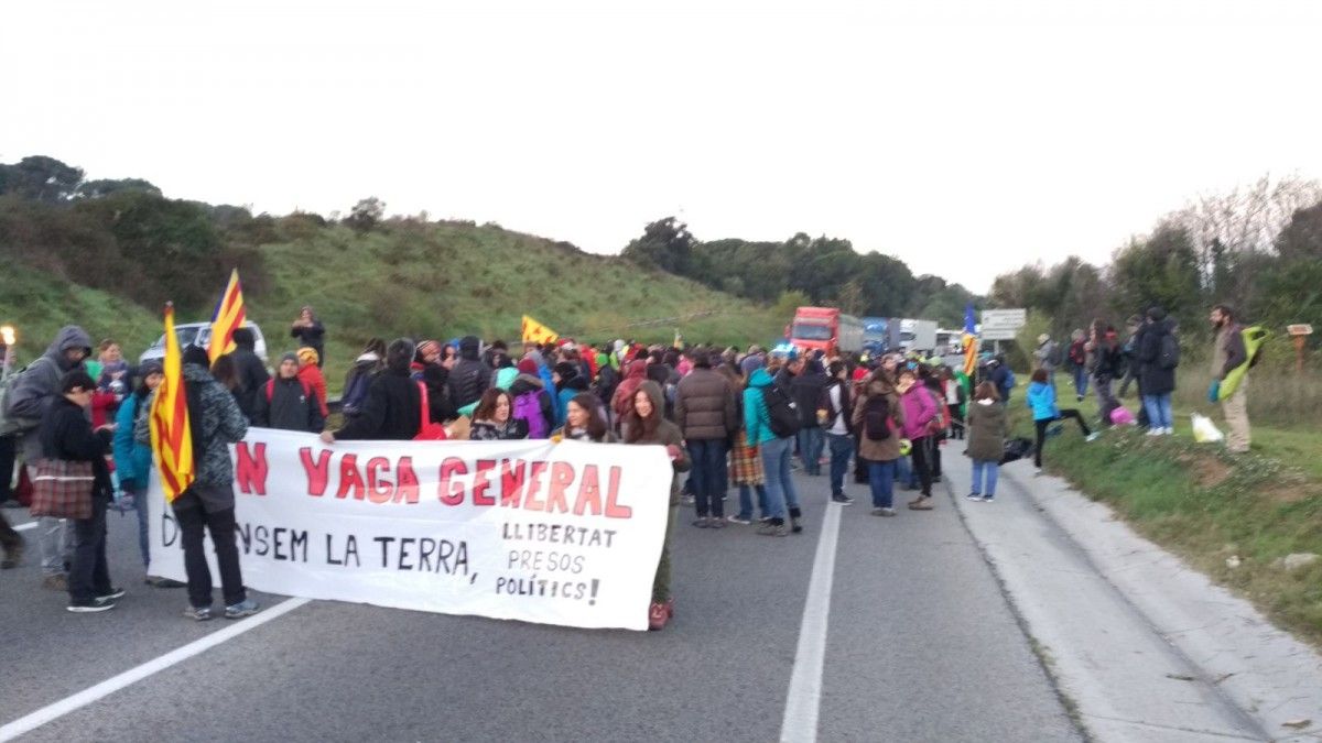 Manifestants del Baix Montseny tallant la C-35 i l'AP-7 a Llinars del Vallès
