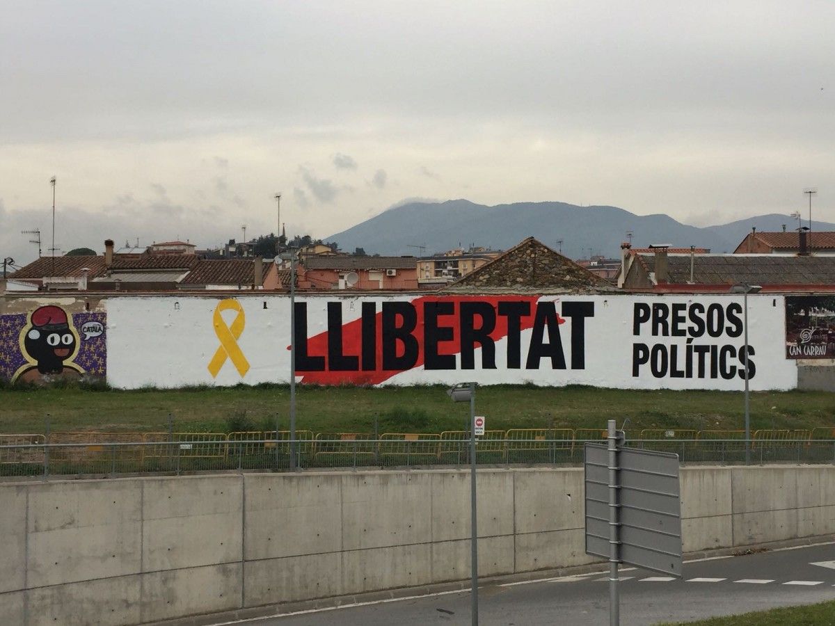 Mural que exigeix la llibertat dels presos polítics