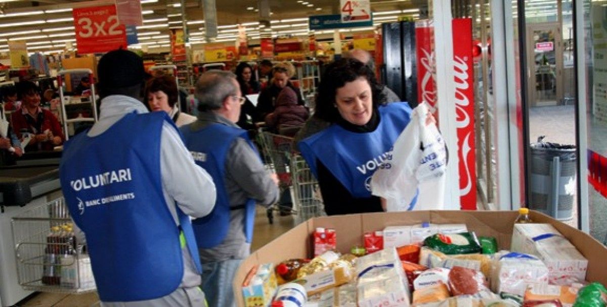 Voluntaris recollint aliments a l'entrada d'un supermercat a l'Ametlla del Vallès