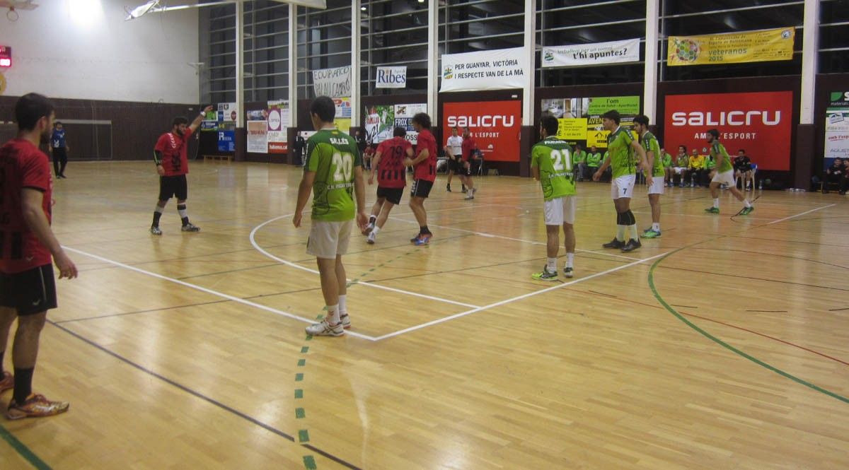 Una jugada del partit entre el CH Palautordera i l'Handbol Sant Cugat