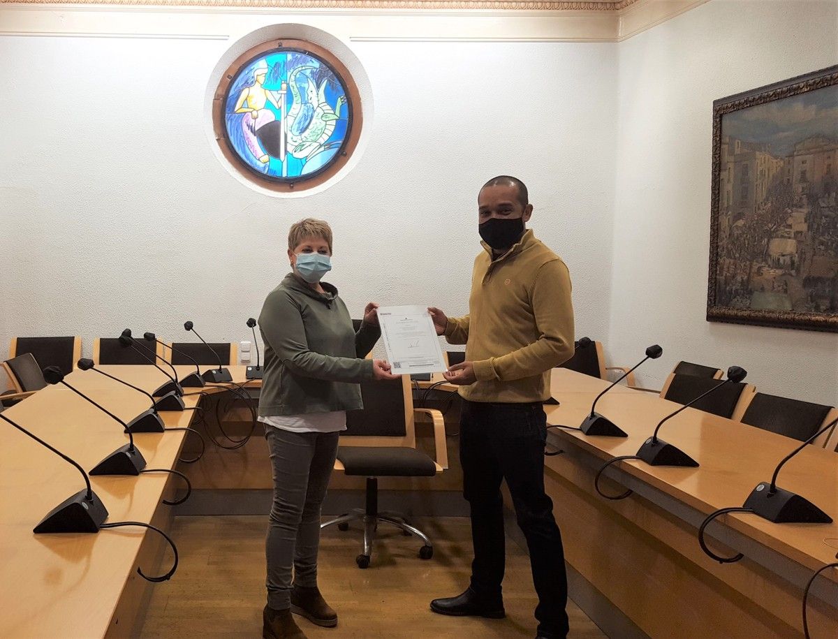 La regidora de l'Ajuntament de Sant Celoni Dolors Pagès lliura el Certificat de Primera Acollida 