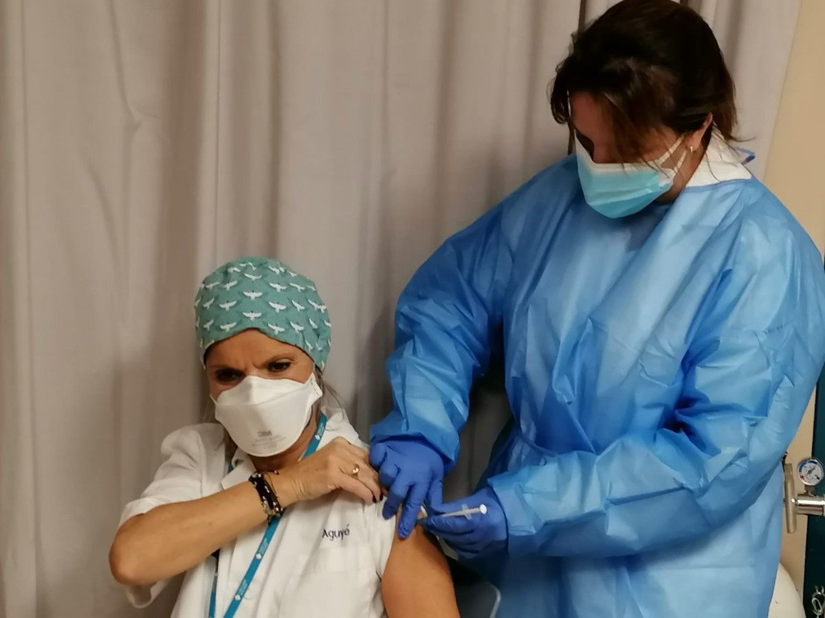 Vacunació de personal sanitari al CAP Vallès, a Granollers