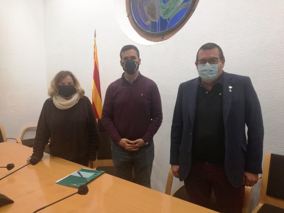 Magalí Miracle, Raül Garcia i Jaume Aragall durant la signatura del nou conveni a Sant Celoni
