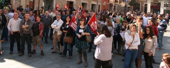 Manifestants a la plaça de la Vila de Sant Celoni