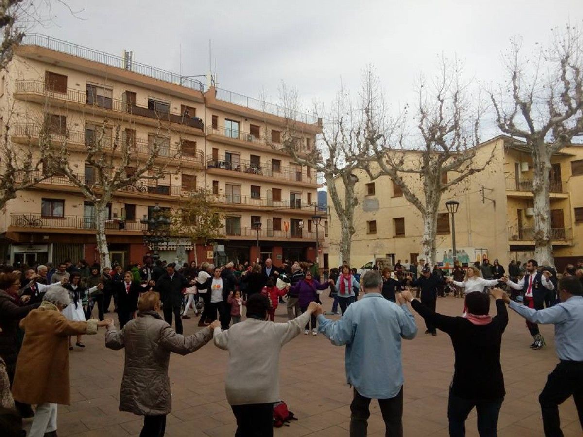 Una ballada de sardanes a la plaça de la Vila de Santa Maria de Palautordera