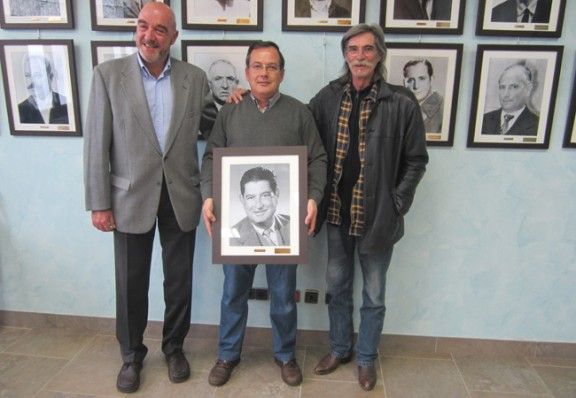 D'esquerra a dreta: Josep Horta Nin, Salvador Cañellas amb la foto de Pere Nin i Joan Nin
