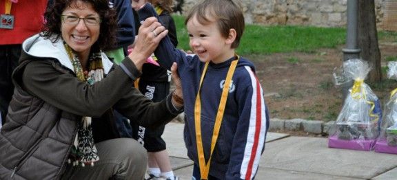 El petit Tom Guàllar Brown amb la medalla