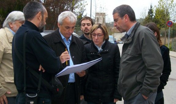 L'alcalde Joan Mora, a la dreta, amb els tècnics d'Urbanisme