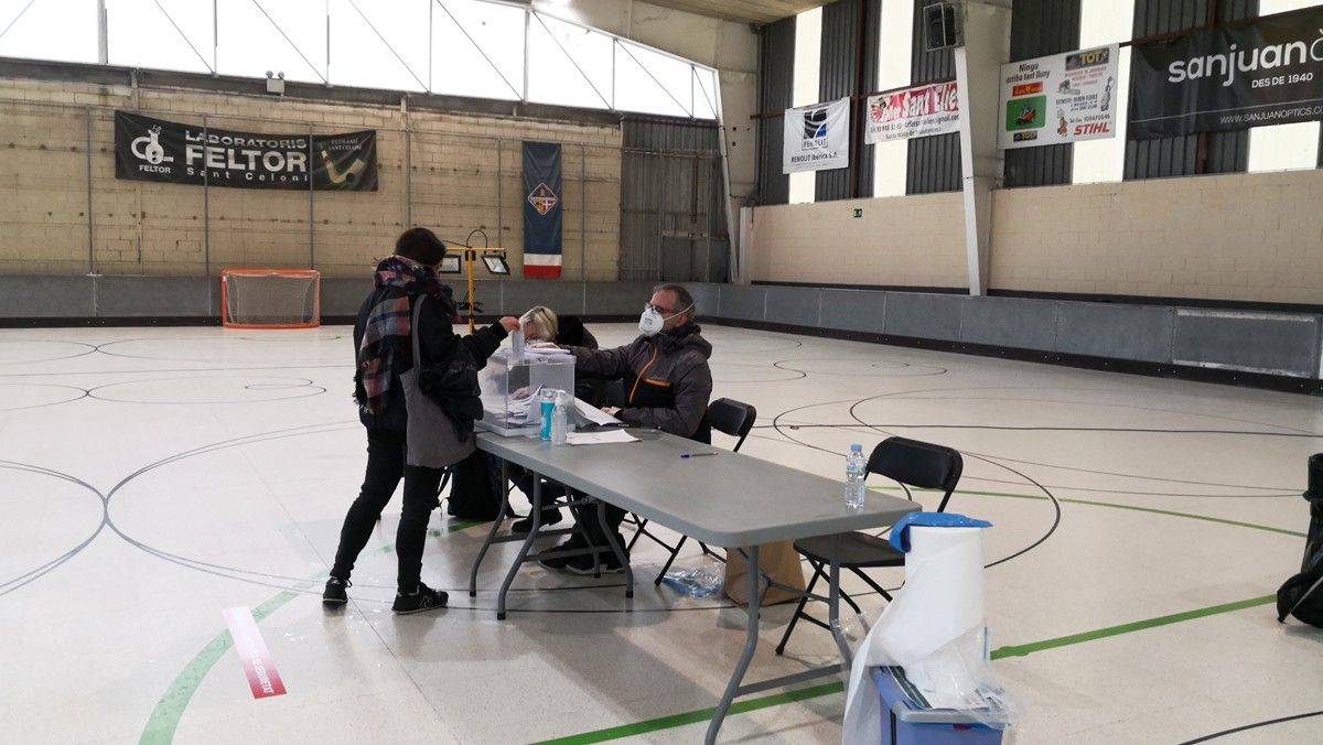 Una votant a la pista coberta de Sant Celoni aquest diumenge 14-F