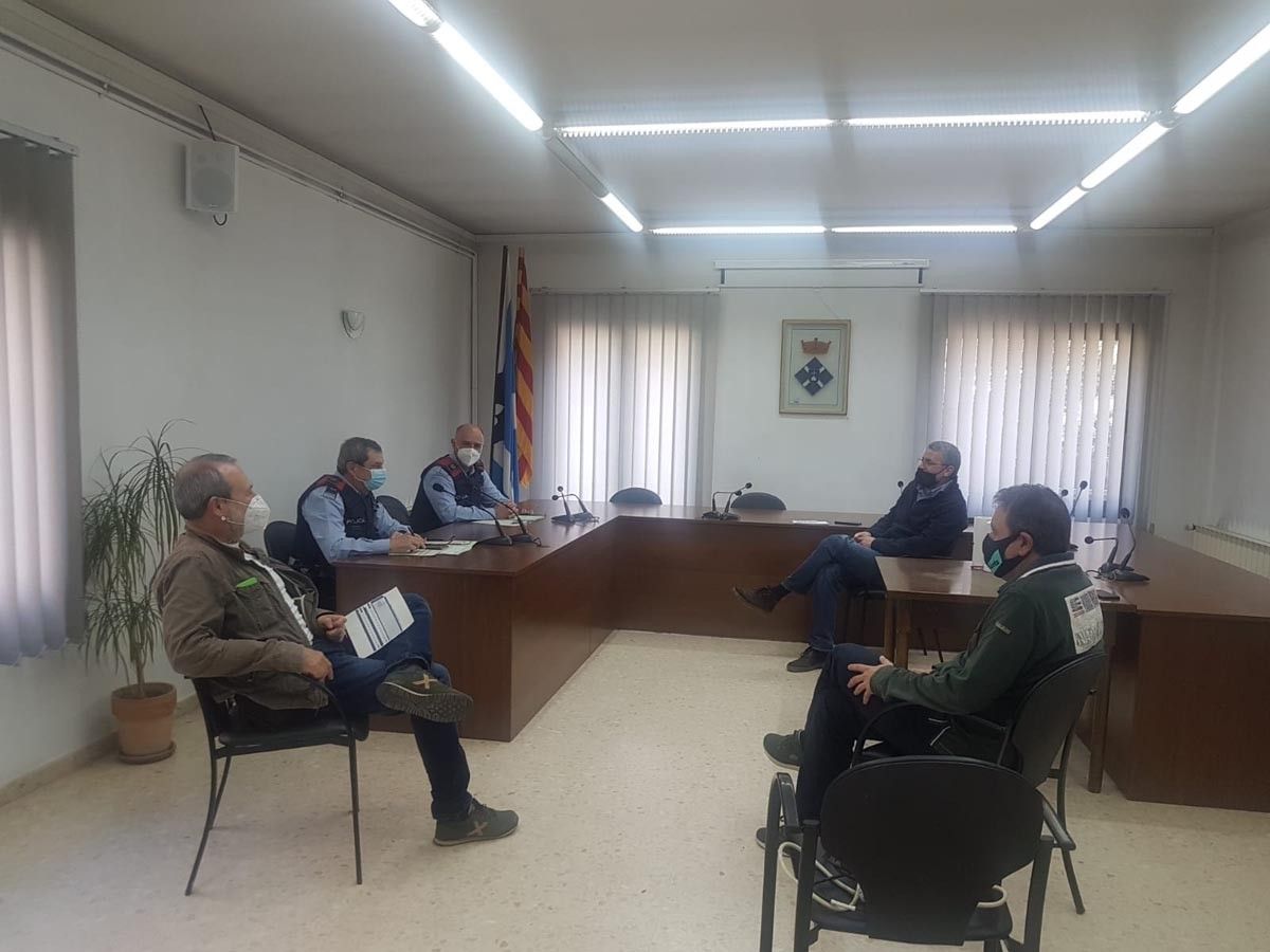 Un moment de la reunió dels Mossos d'esquadra amb els polítics locals de Vallgorguina