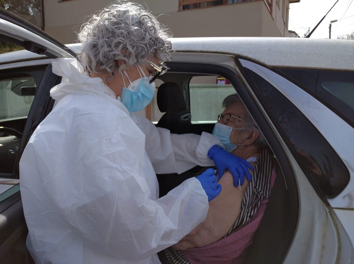 La infermera Sílvia Andrés vacuna a Maria Lluïsa Lumbreras a Vallgorguina