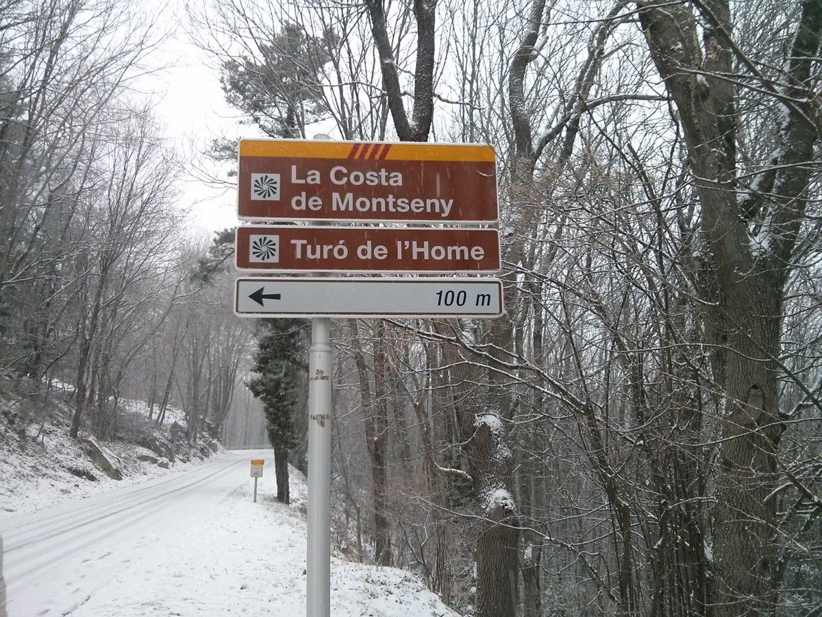 La nevada provoca incidències a les vies que envolten el Montseny