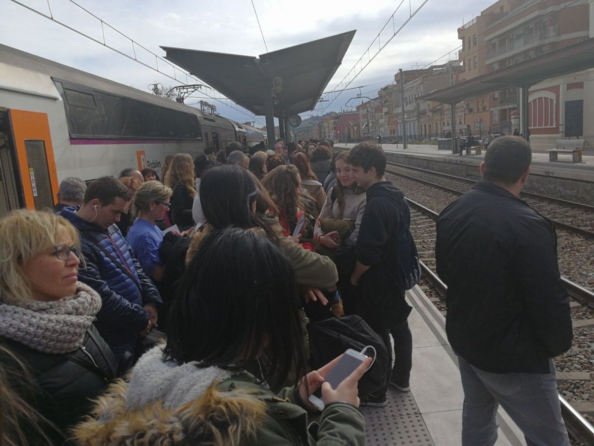 Usuaris esperant el seu tren a una de les andanes de l'estació de Montcada