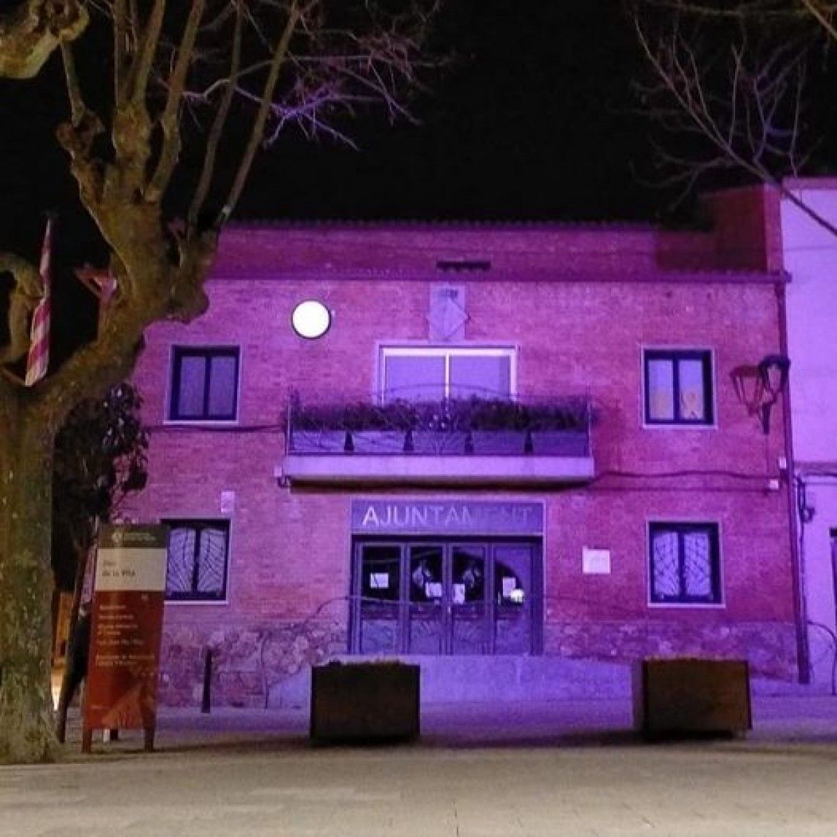 Ajuntament de Llinars del Vallès il·luminat de color lila