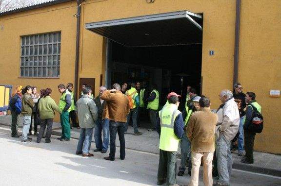 Treballador de la fundació Acció Baix Montseny a lla porta principal del centre