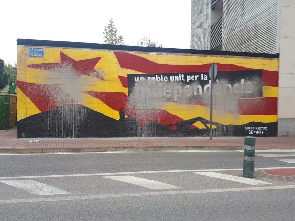 Un dels murals a favor de la independència malmesos a Santa Maria de Palautordera