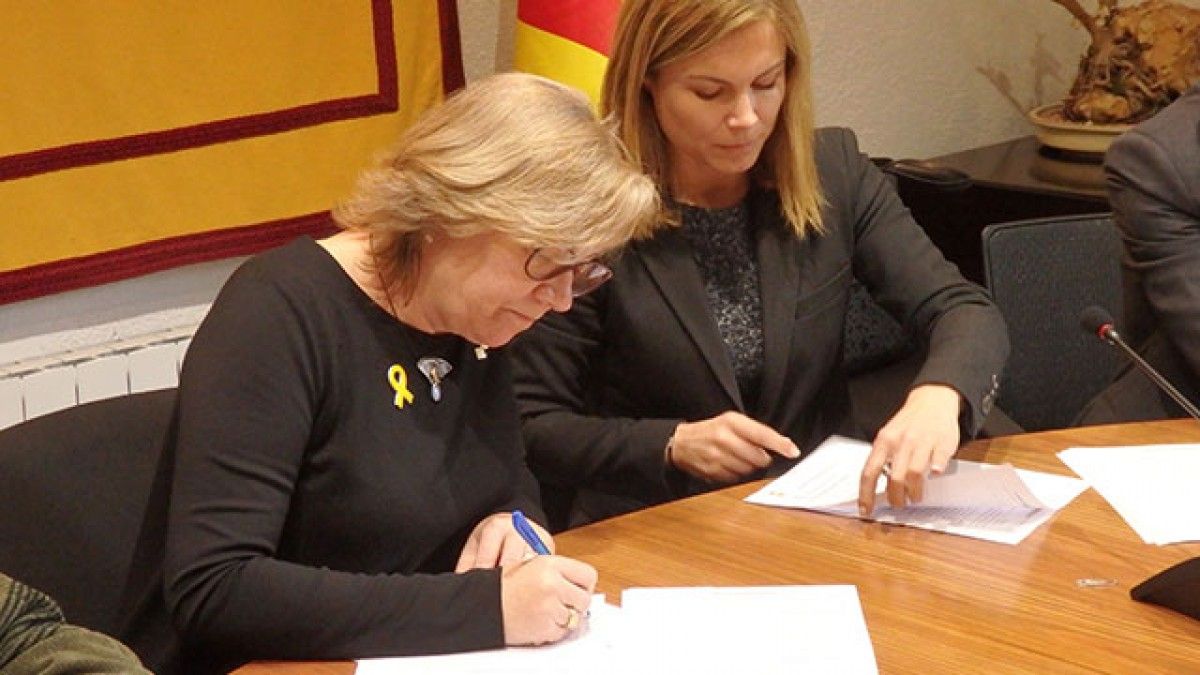 A l'esquerra l'alcaldessa de Sant Antoni de Vilamajor, Maria Lluïsa Berdala, signant el conveni per a la gent gran