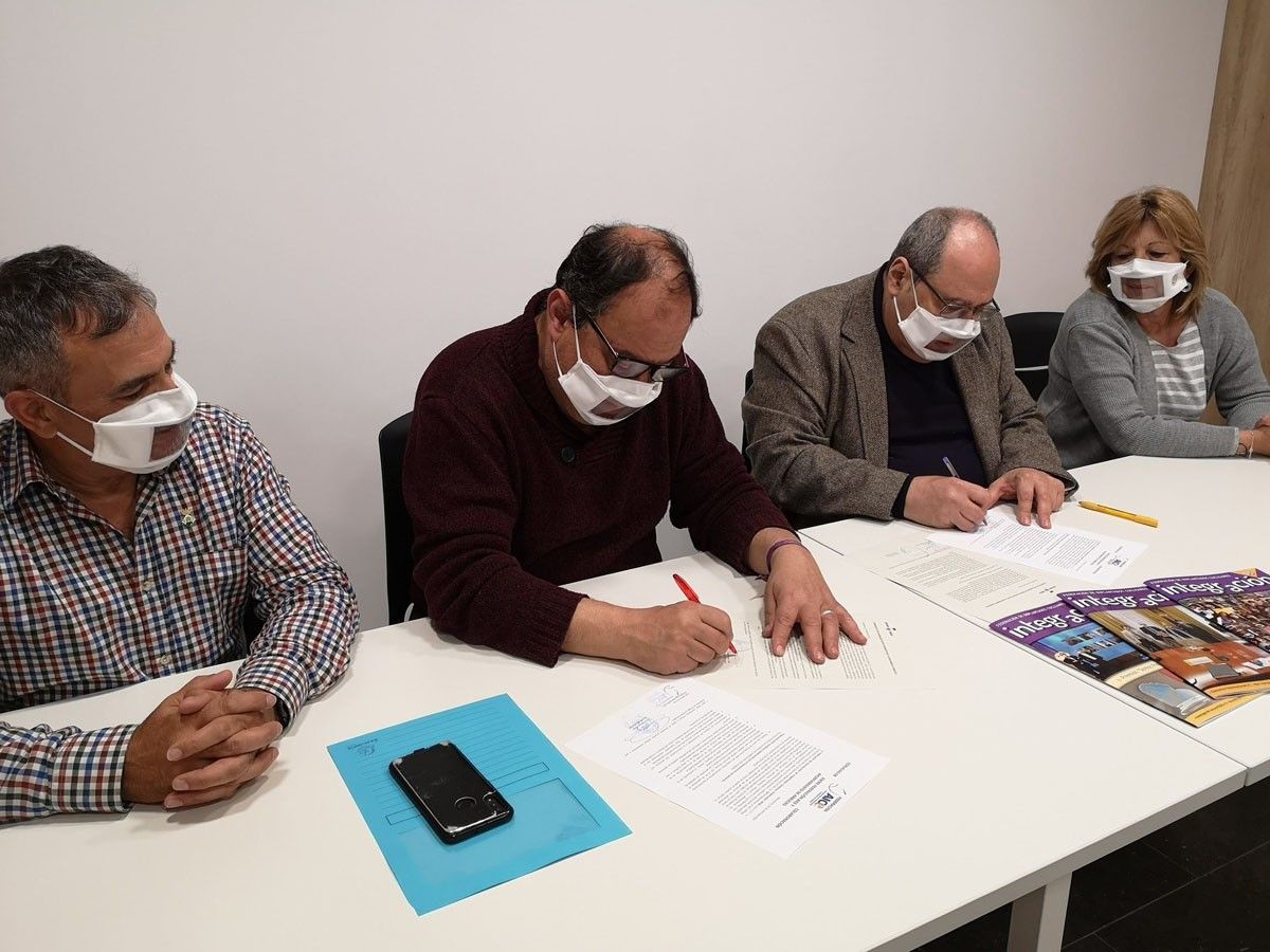 Signatura del conveni de col·laboració entre l'Ajuntament d'Arbúcies i l'AICE
