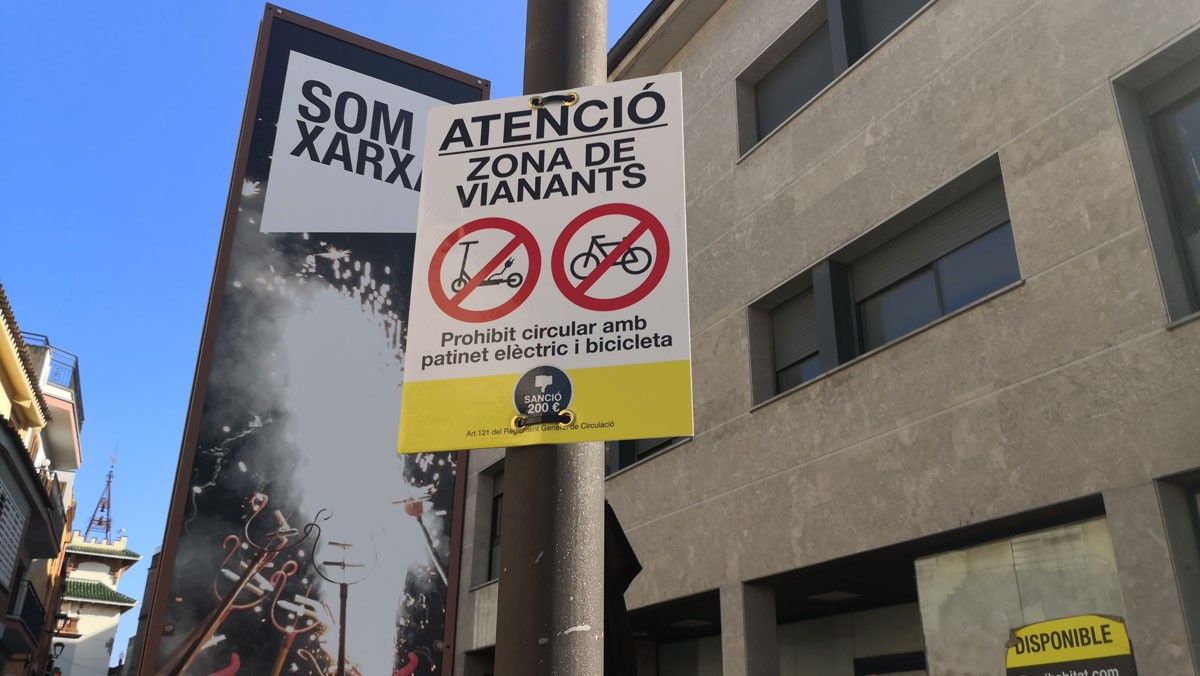 Circular amb patinet per la zona de vianants del centre de Sant Celoni pot costar 200 euros als infractors