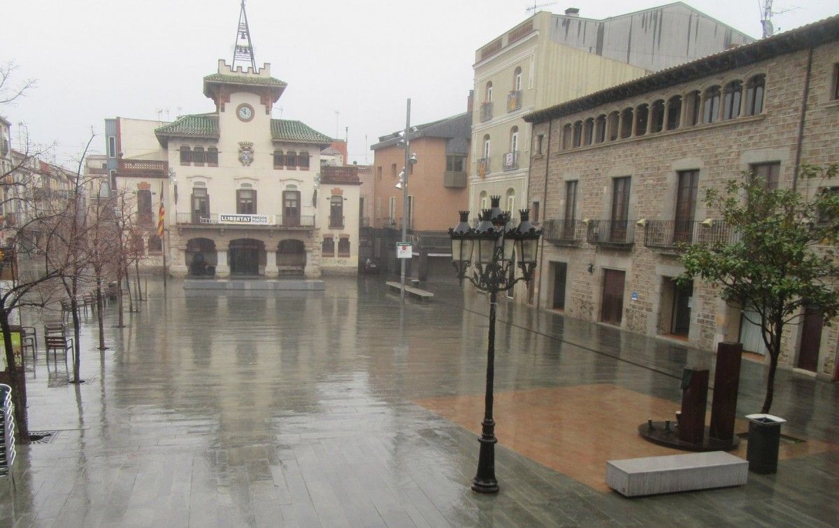 Pluja intensa a la plaça de la Vila de Sant Celoni