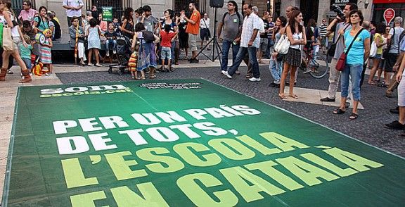 La pancarta amb el lema 'Per un país de tots, l'escola en català' a la manifestació de dilluns 12 de Setembre