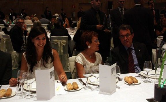 La filla del cuiner Santi Santamaria, Regina, amb Mercè Riera, de l'entitat el Xiprer de Granollers, i el president de la Generalitat, Artur Mas,