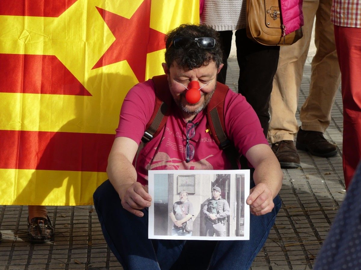 Un home amb un nas de pallasso, a la fiscalia de Tarragona
