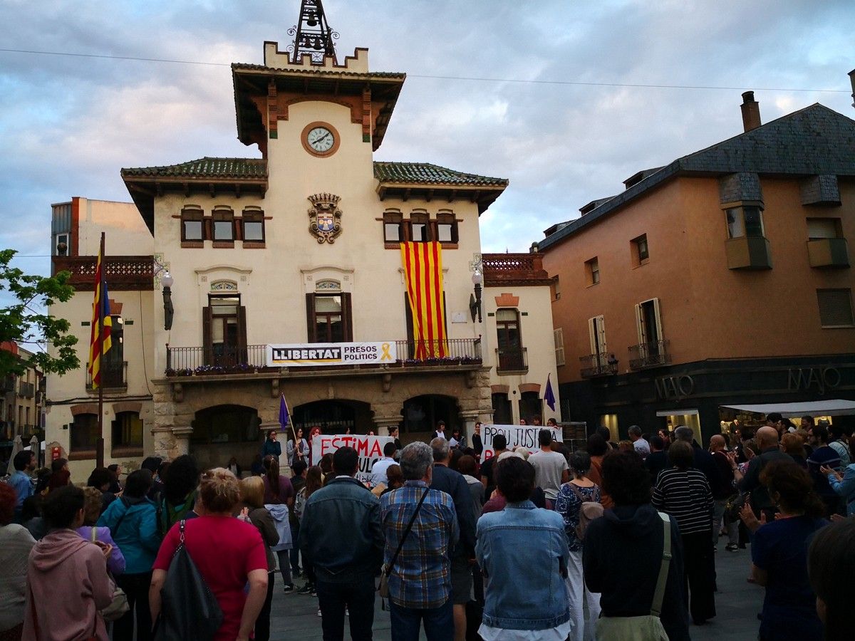 Concentració a la plaça de la Vila de Sant Celoni contra la sentència de La Manada